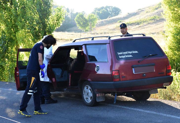 Arabadaki cesetleri köylüler fark etti! Korkunç şüphe… Arkasındaki yazı dikkat çekti