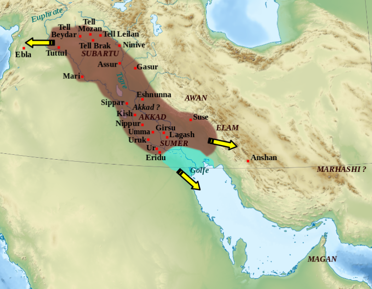 Akad İmparatorluğu kahverengiyle, askeri harekatların yönleri sarı oklarla gösterilmiştir.