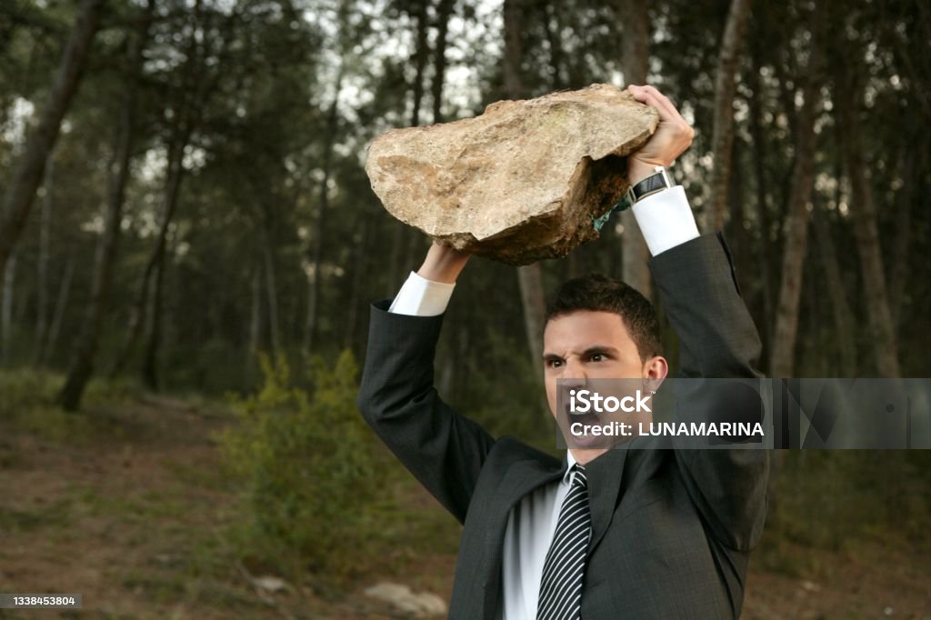 Wściekły Biznesmen Na Zewnątrz Wielki Kamień W Rękach - zdjęcia stockowe i  więcej obrazów Kamień - Materiał budowlany - iStock